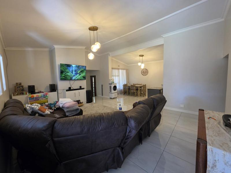 To Let 4 Bedroom Property for Rent in Blomtuin Western Cape